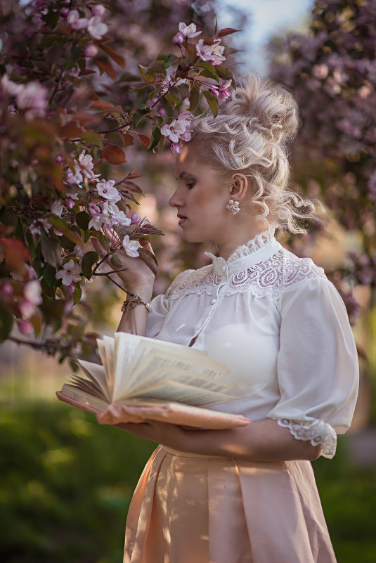 Яблони в цвету - Ирина Парахина