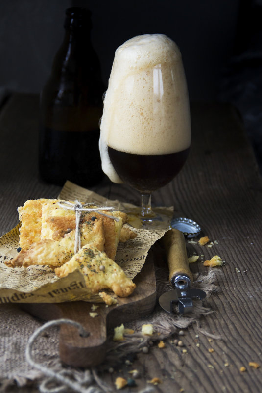 Стопка сырных печеньев и стакан темного пива - Светлана Конат