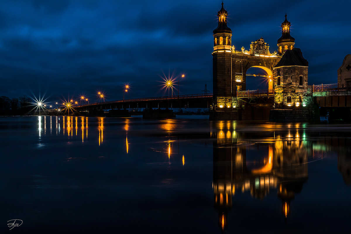 Мост королевы Луизы в Советске ночью
