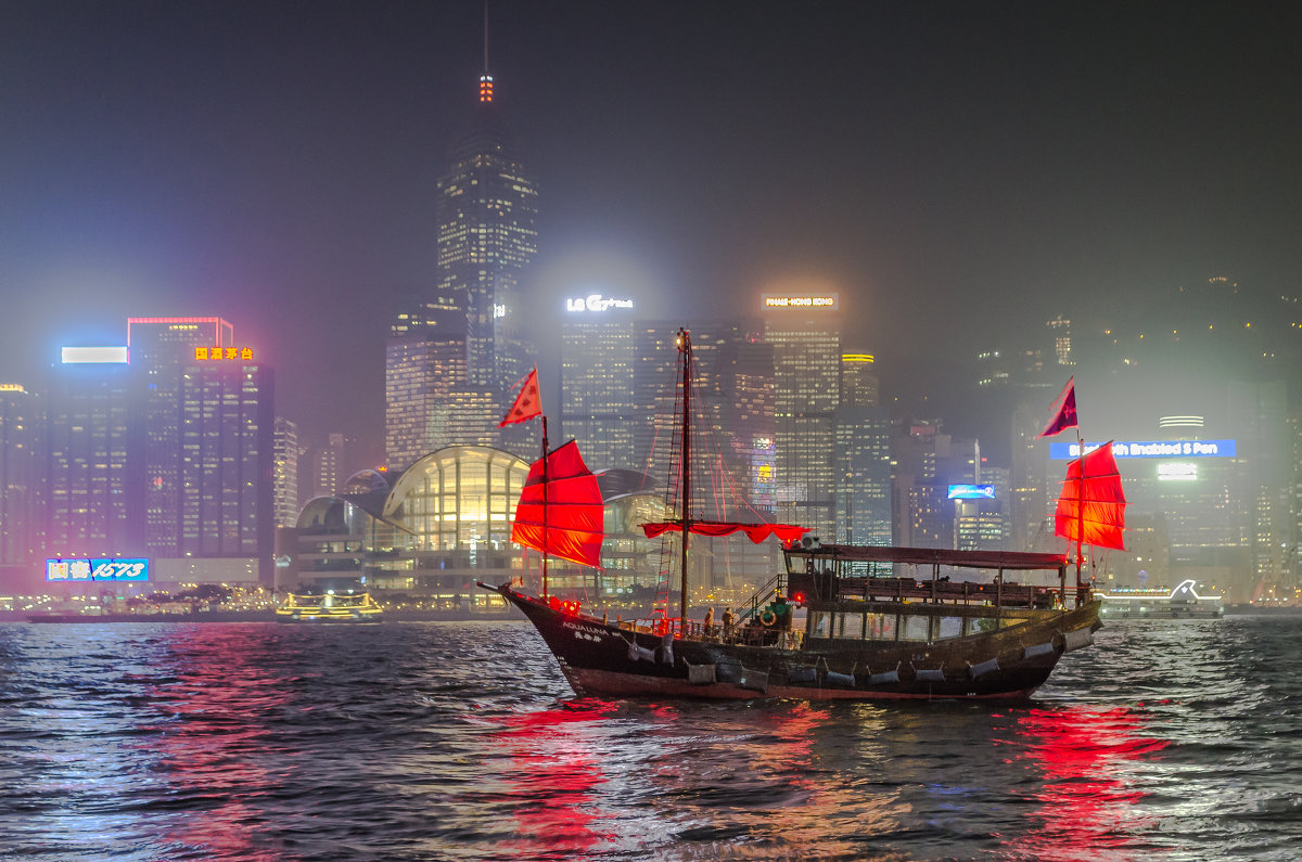 Алые паруса ночного Гонконга. - Edward J.Berelet