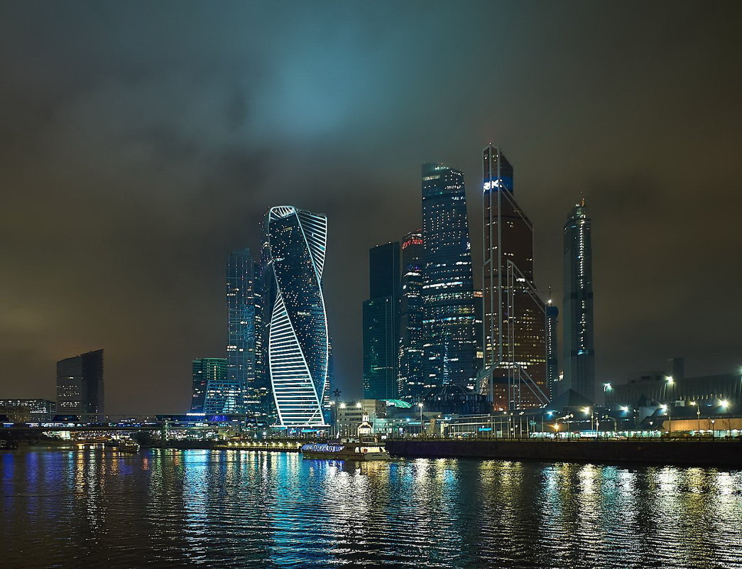 Москва-Сити разукрасила ночное небо Москвы. - Александ Бабаченко