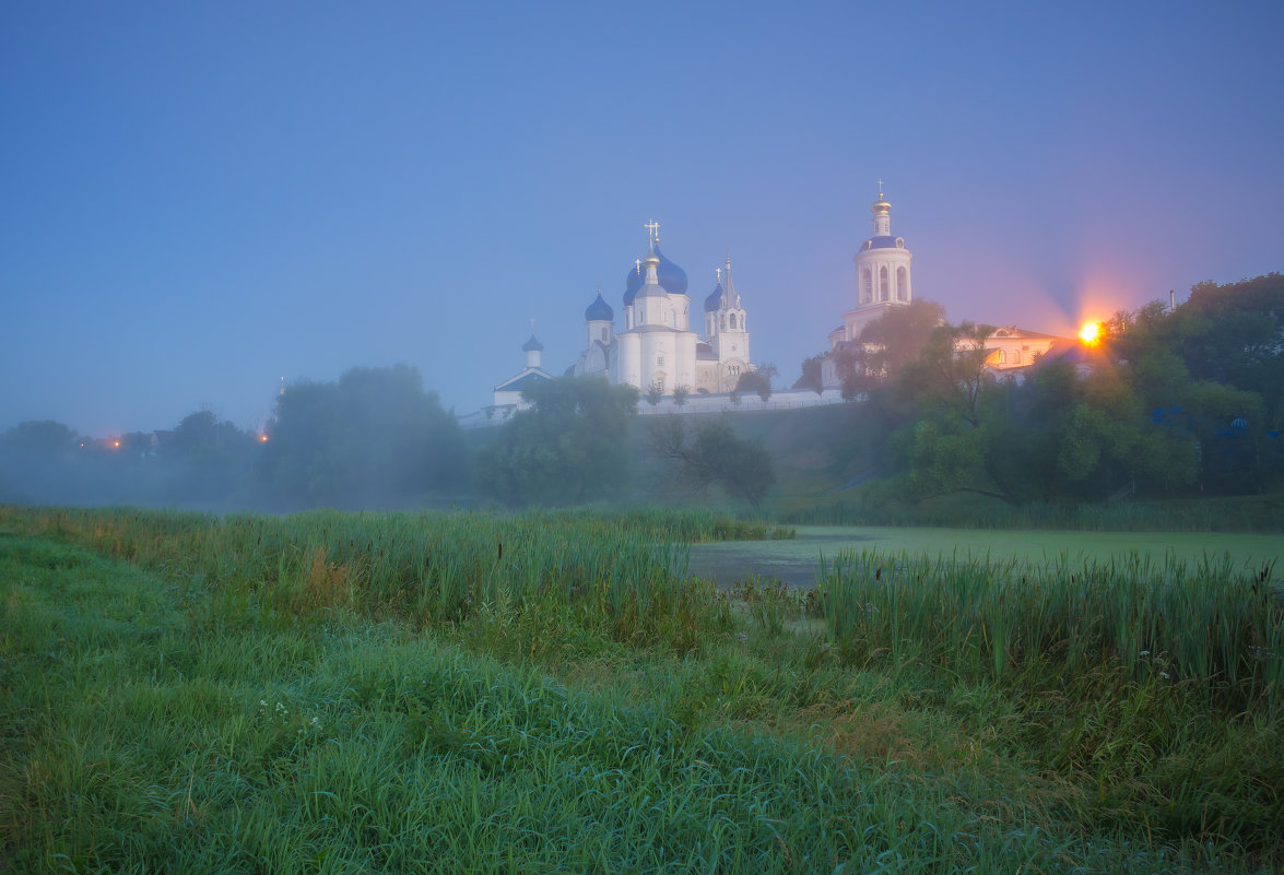 Свято-Боголюбский монастырь в ночной туманной дымке. - Igor Andreev