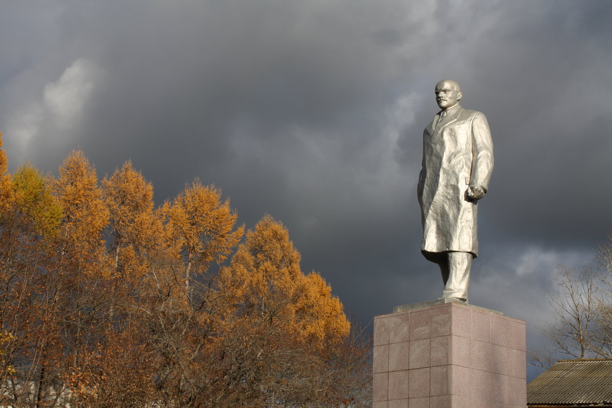 "Вихри враждебные веют над нами..." - Виктор Сухарев