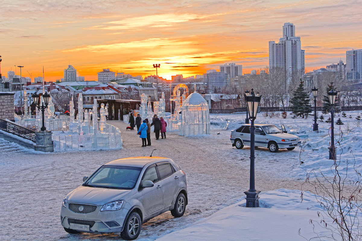 У Храма на Крови в Екатеринбурге - Михаил Аверкиев