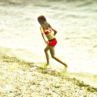 Девочке нравятся морские волны :: Роман Попов