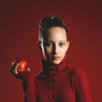 Девочка с яблоком :: Ирина Власова