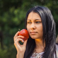 Девушка с яблоком... :: Мария Романюк