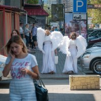 Ангелы на улице города :: Андрей Чернышов