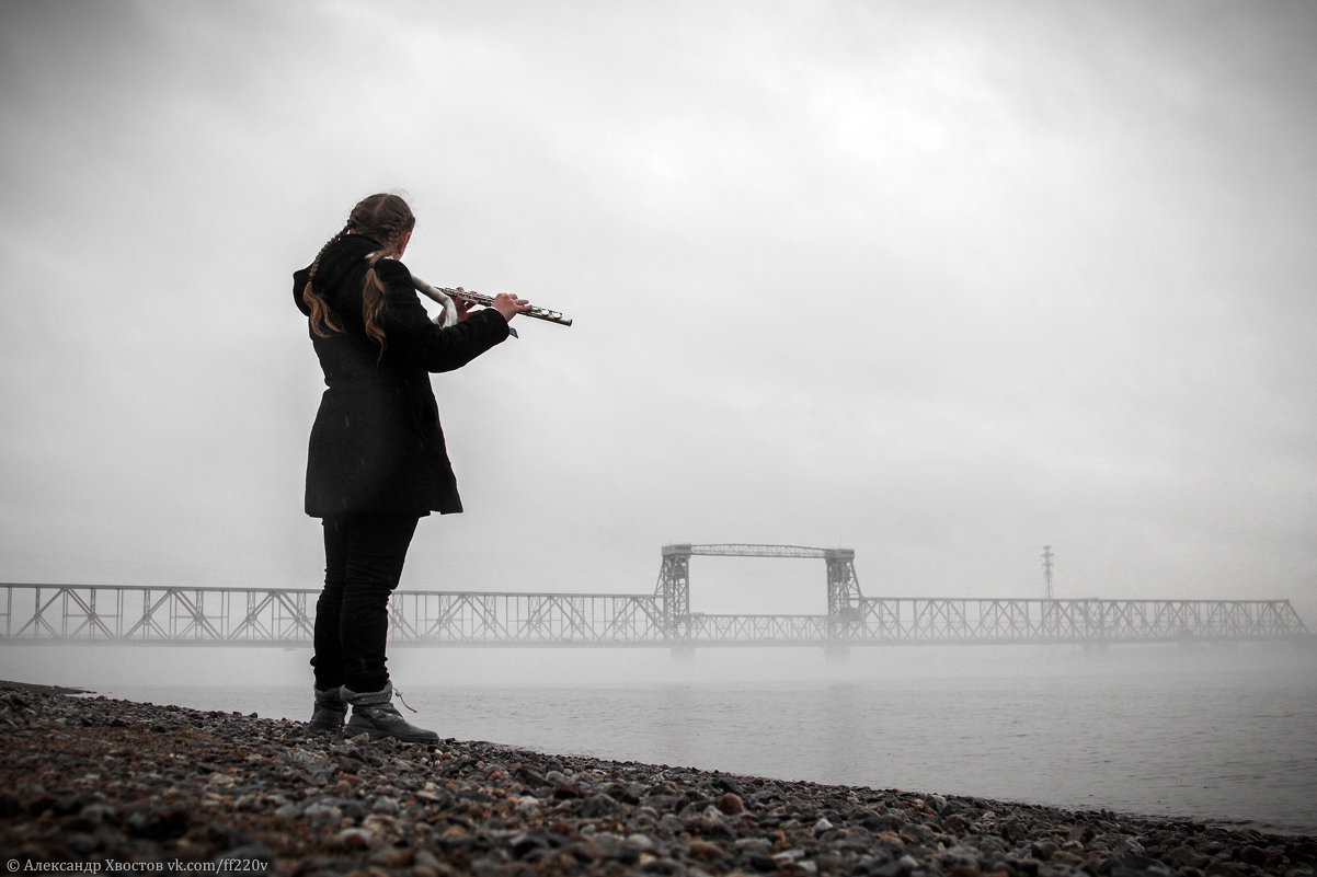 Флейтистка на реке - Александр Хвостов