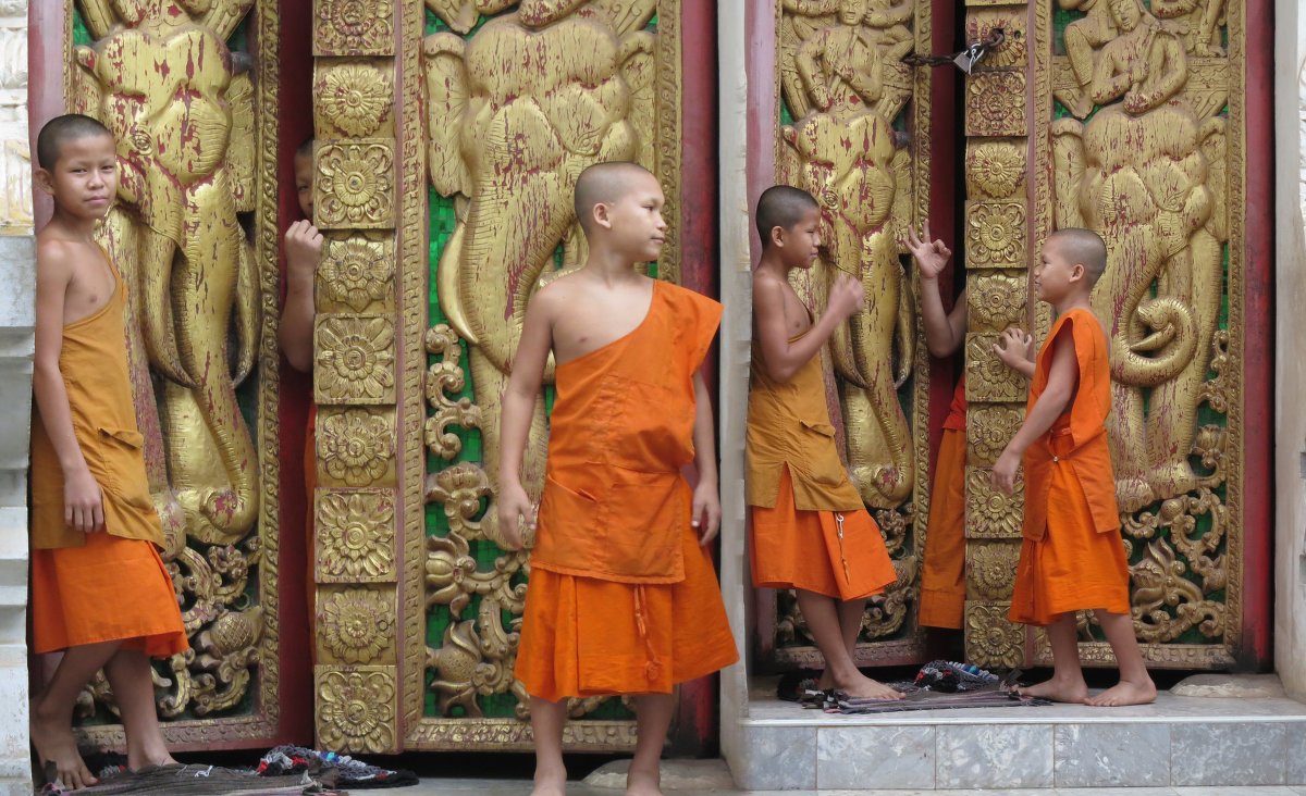 Изменчивое настроение маленького монаха, Вьентьян, ЛаоНДР - tbn 