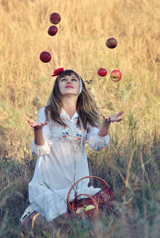 Девушка с яблоками - Viktoria Anufrieva