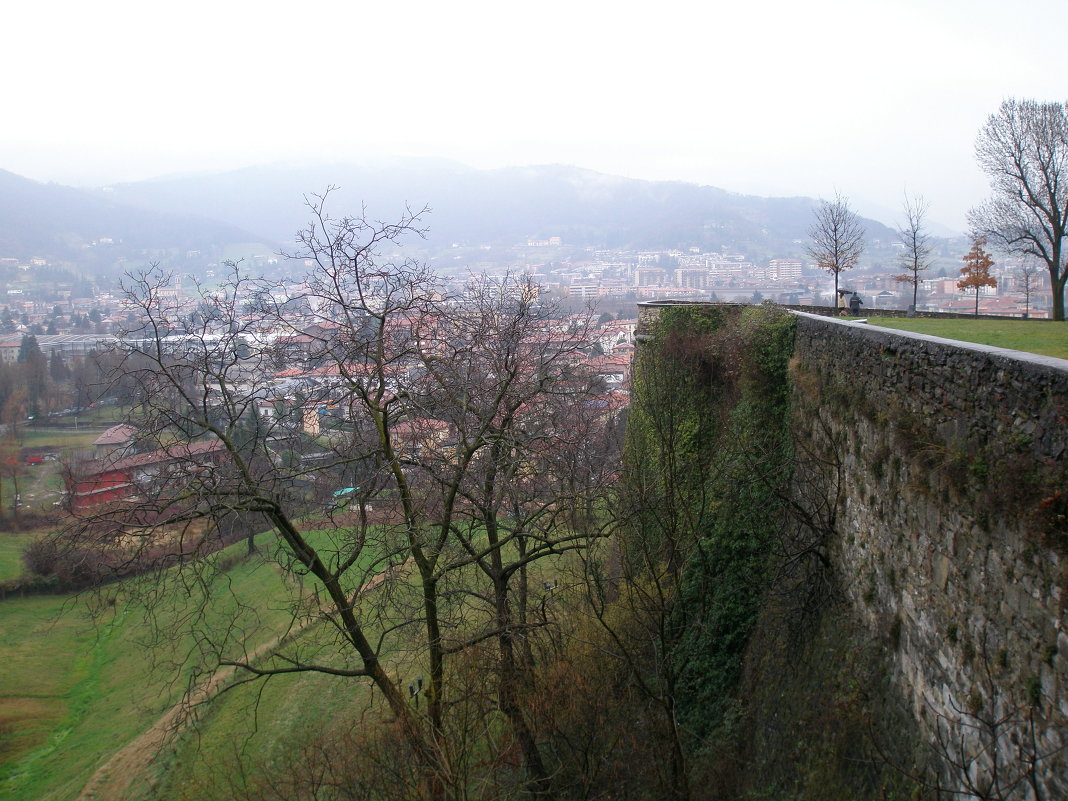 Крепостная стена, окружающая старый Бергамо. - Ирина 