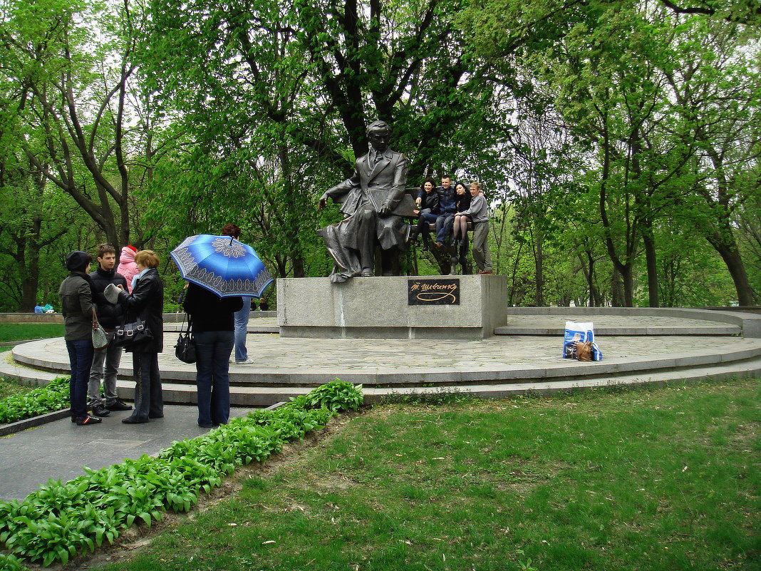 У памятника Т.Г.Шевченко - юрий иванов