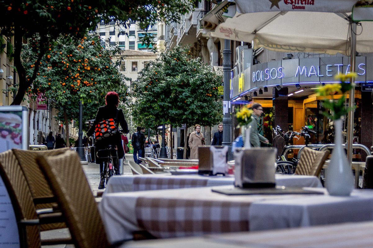 Кафе на тихой улочке в Валенсии - Vadim M