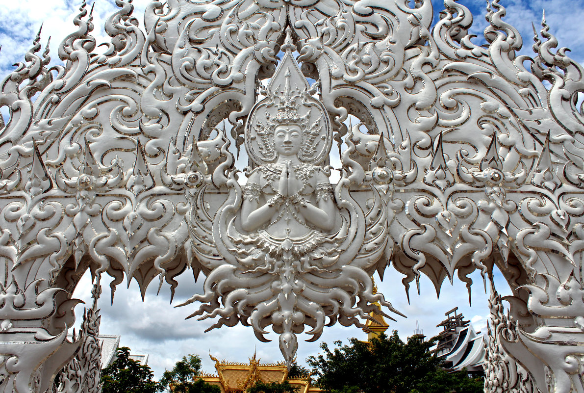 Таиланд. Чанг-Рай. Белый храм. Навершие арки - Владимир Шибинский