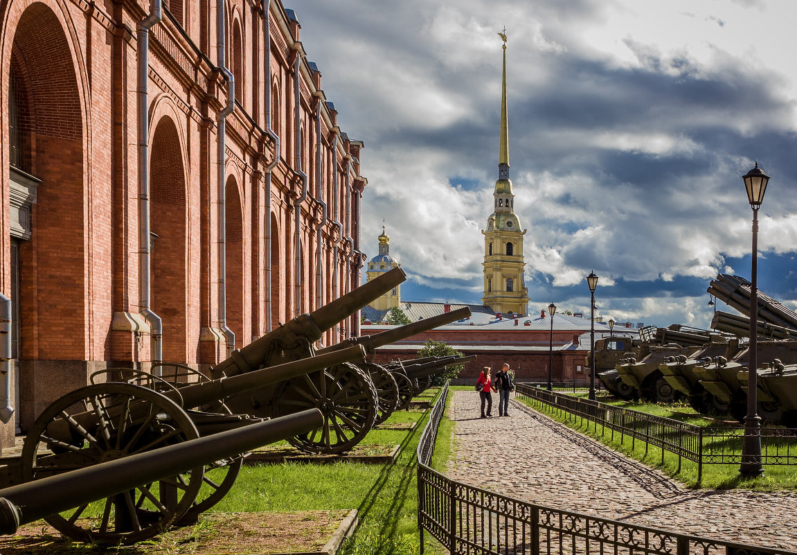 Вид на Петропавловский собор из артиллерийского музея. - Vladimir Kraft
