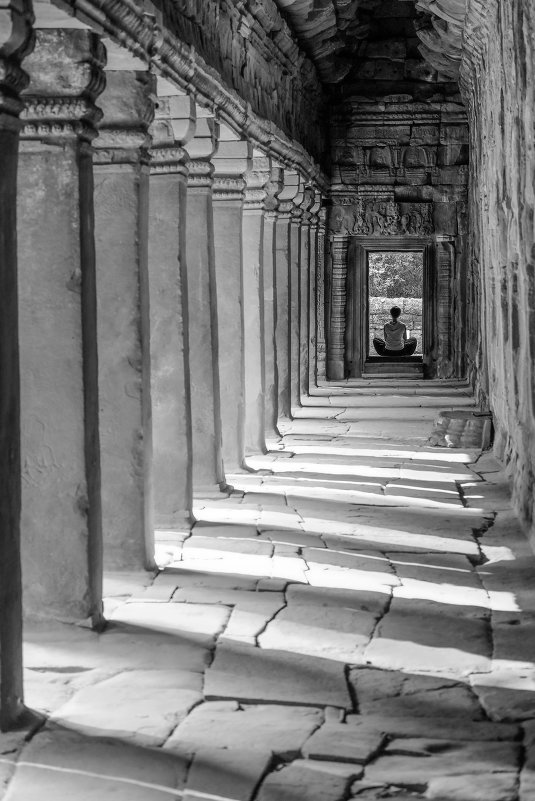 Gallery with pillars at Ta Prohm temple - Nick K