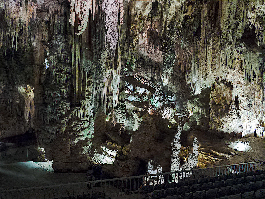 Концертный зал в сталактитовой пещере Нерха. Андалузия - Lmark 