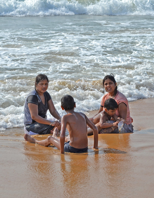 Индия. Мамы и дети на пляже - Владимир Шибинский