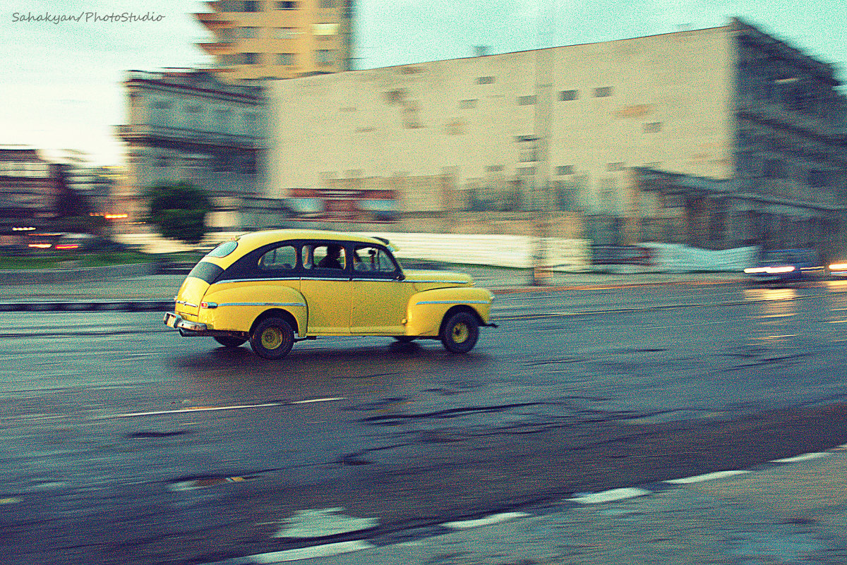 Yellow car in Havana - Arman S