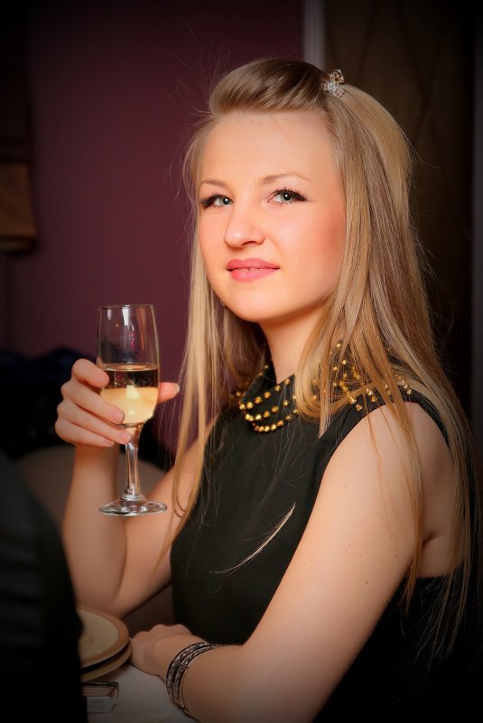 Незнакомочка с бокалом шампанского - Павел Прозоров