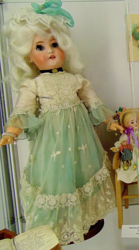 Старинная кукла (за стеклом) - Ростислав 