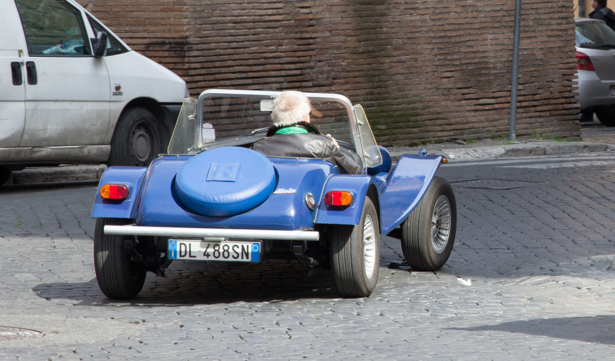 Старая спортивная машина на улочках Рима - Andrey Curie