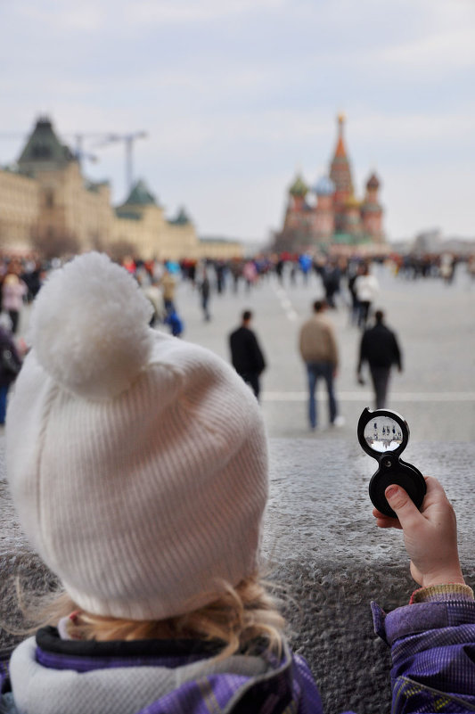 Гляжу на знакомую площадь, как будто чего-то ищу... - Ирина Данилова