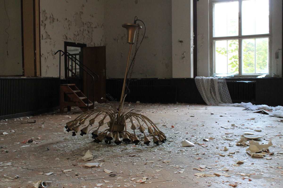broken chandelier - Konstantin Pervov