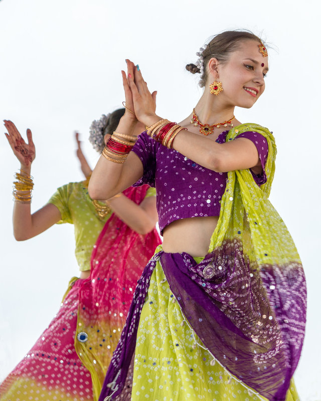 Индийский танец на городском празднике - Леонид Никитин