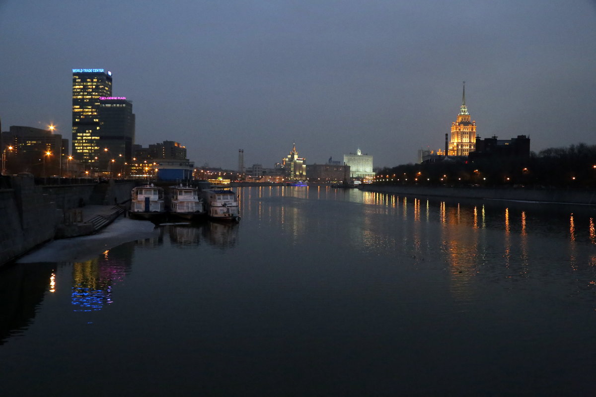 Вид на Москву-реку в районе м.Выставочная вечером - Владимир Карлов