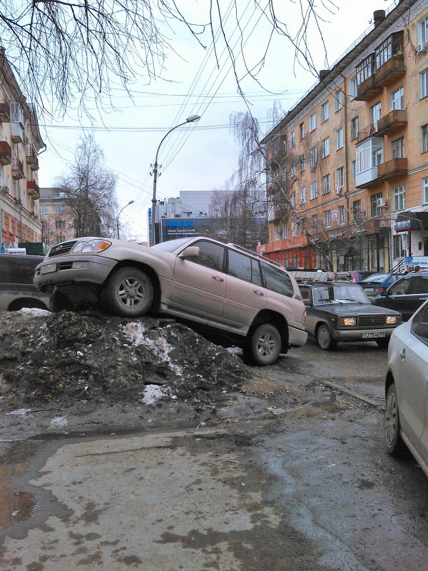 Когда парковаться негде, но страсть как хочется :)﻿ - Константин Кашин