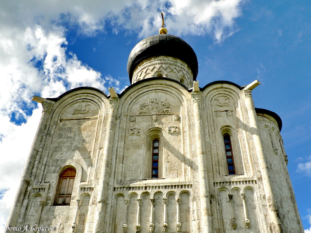 Церковь Покрова на Нерли паломники