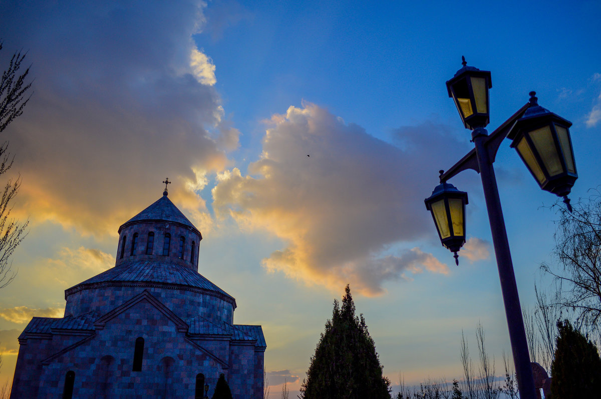 Дворик церкви Св. Саргиса. Ереван - Ashot Turajyan