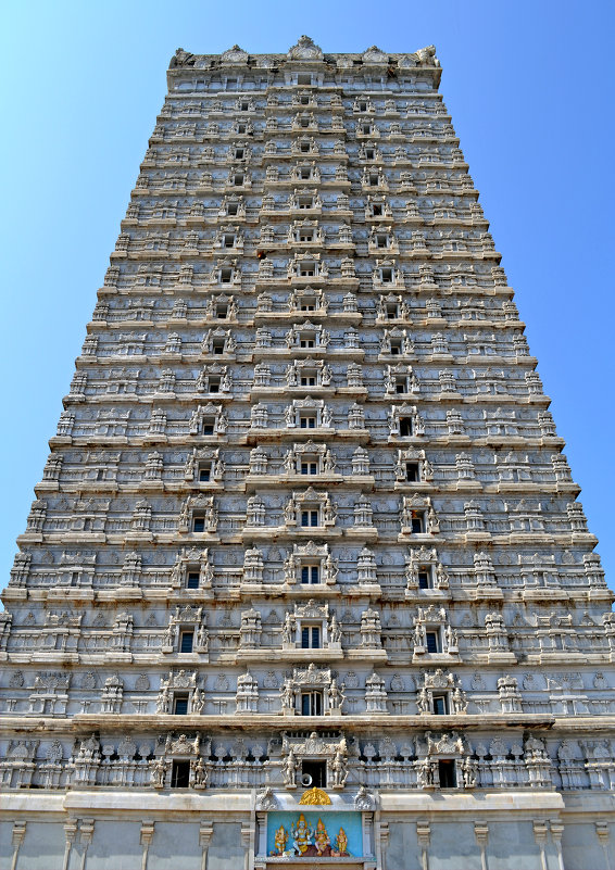 Индия. Храм Шивы в Мурдешваре. Верхняя часть гопурама - Владимир Шибинский