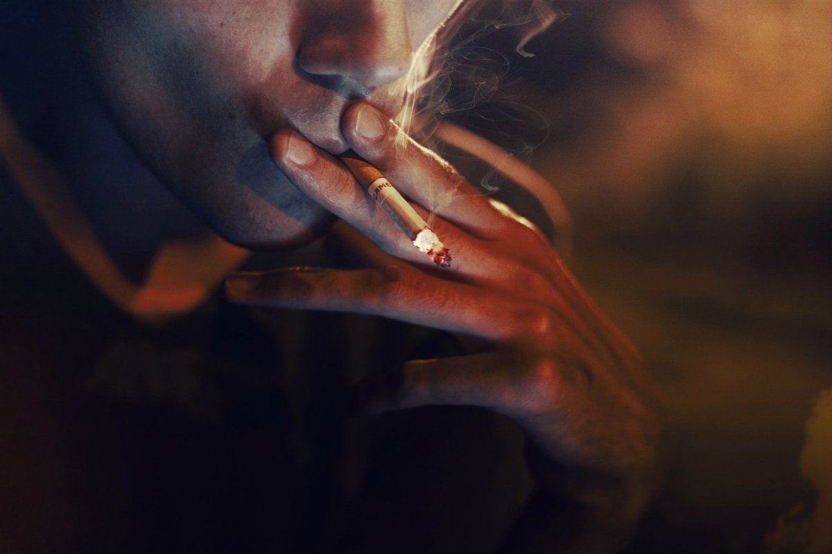 Мужская рука с сигаретой