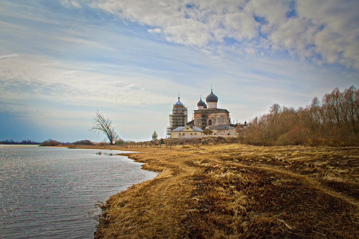 монастырь на берегу - Roman Demidov