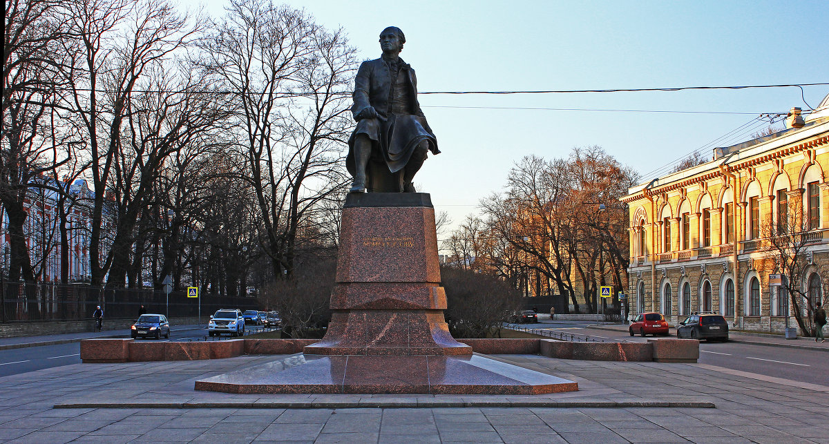 Памятник Ломоносову на Универститетской набережной. - Александр Лейкум