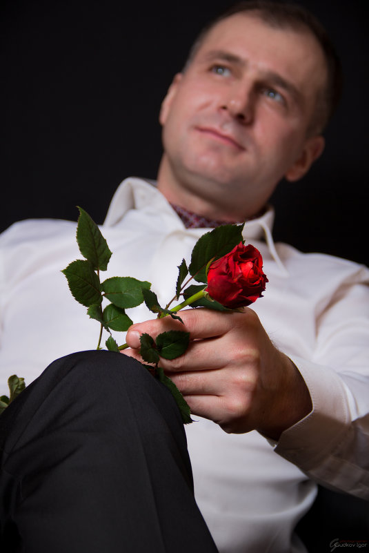 мужчина с розой - Игорь Гудков