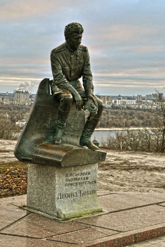 Памятник Леониду Быкову в Киеве - Андрей Зелёный