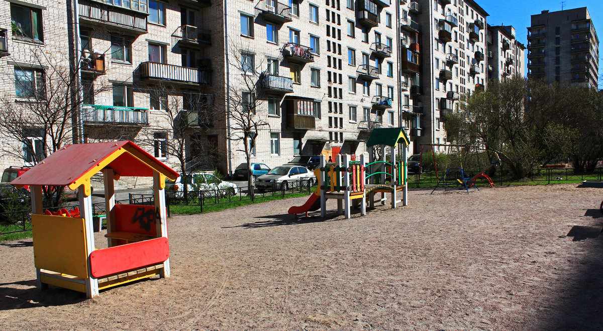 Обычный Питерский двор с Детской площадкой. - Александр Лейкум