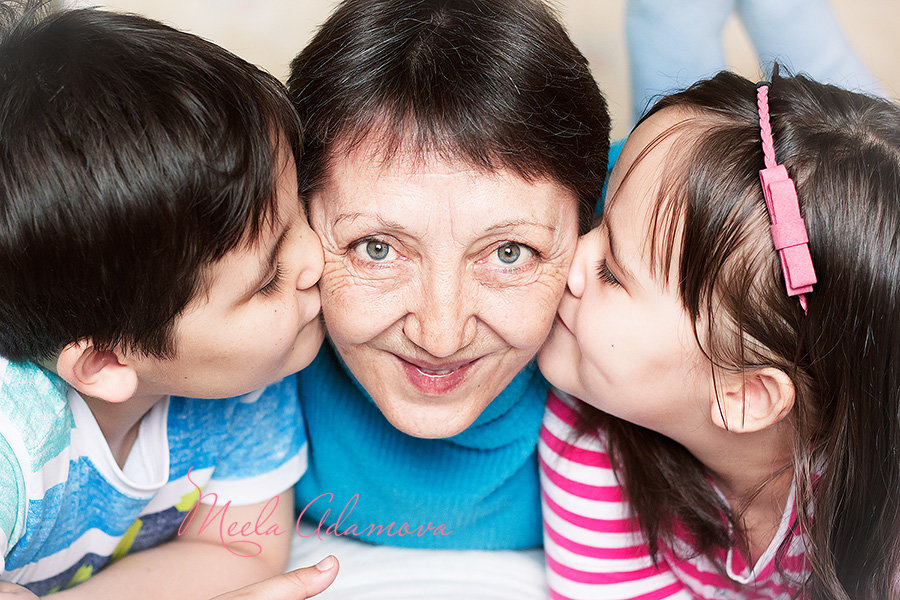 Внуки целуют Любимую Бабушку - Мила Адамова