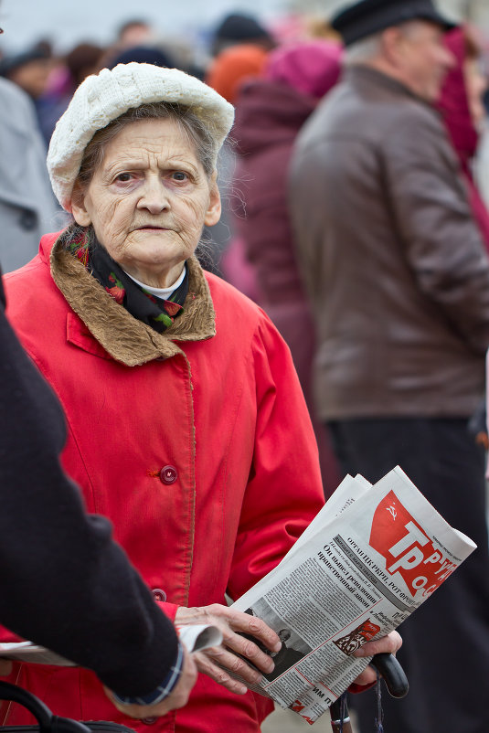 Пожилая женщина с газетой в руках - Валерий Бочкарев