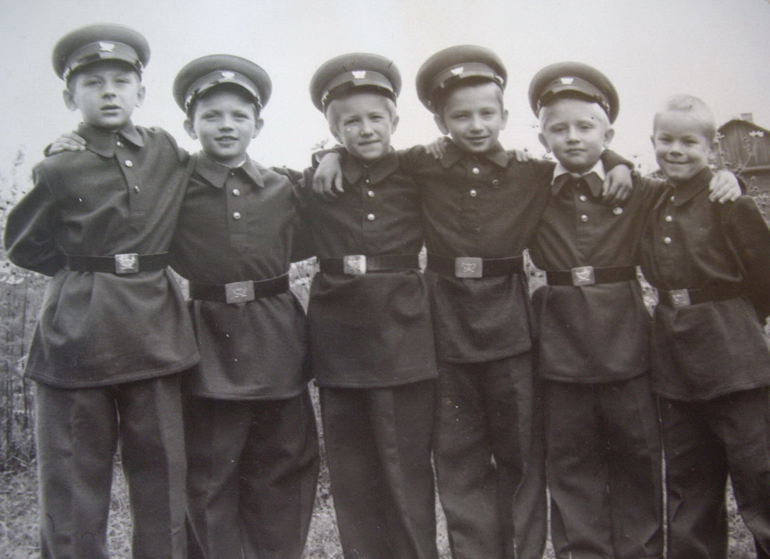 Выпускники детсада (1956 г., я 3-й слева) - Юрий Поляков