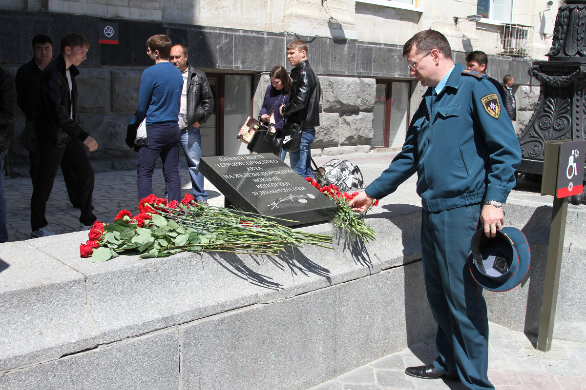 День памяти жертв теракта 29 декабря 2013г. Открытие Вокзала и мемориальной доски - Ежи Сваровский