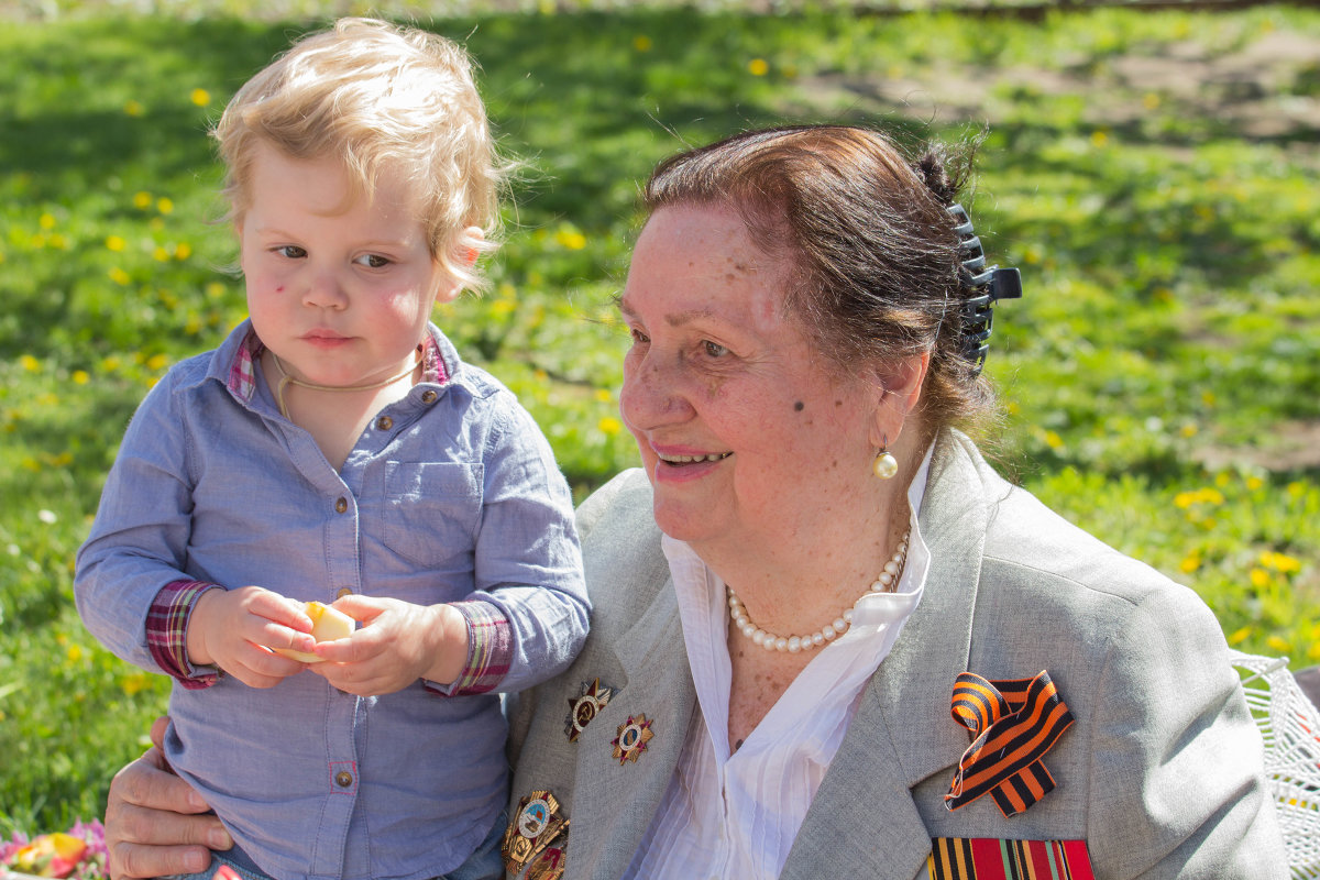 Бабушка с внучкой - Дмитрий Сушкин