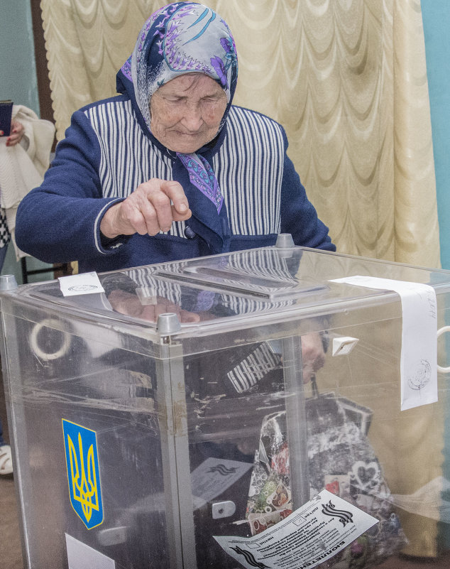 "Террористы" голосуют "под дулом автоматов" Луганск - Alexander Portniagyn
