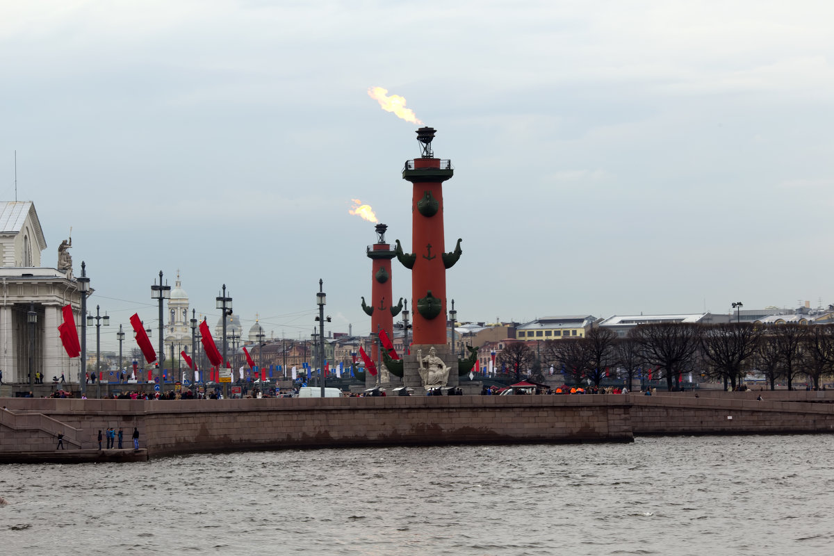 Ростральные колоны в день Победы - Николай Николенко