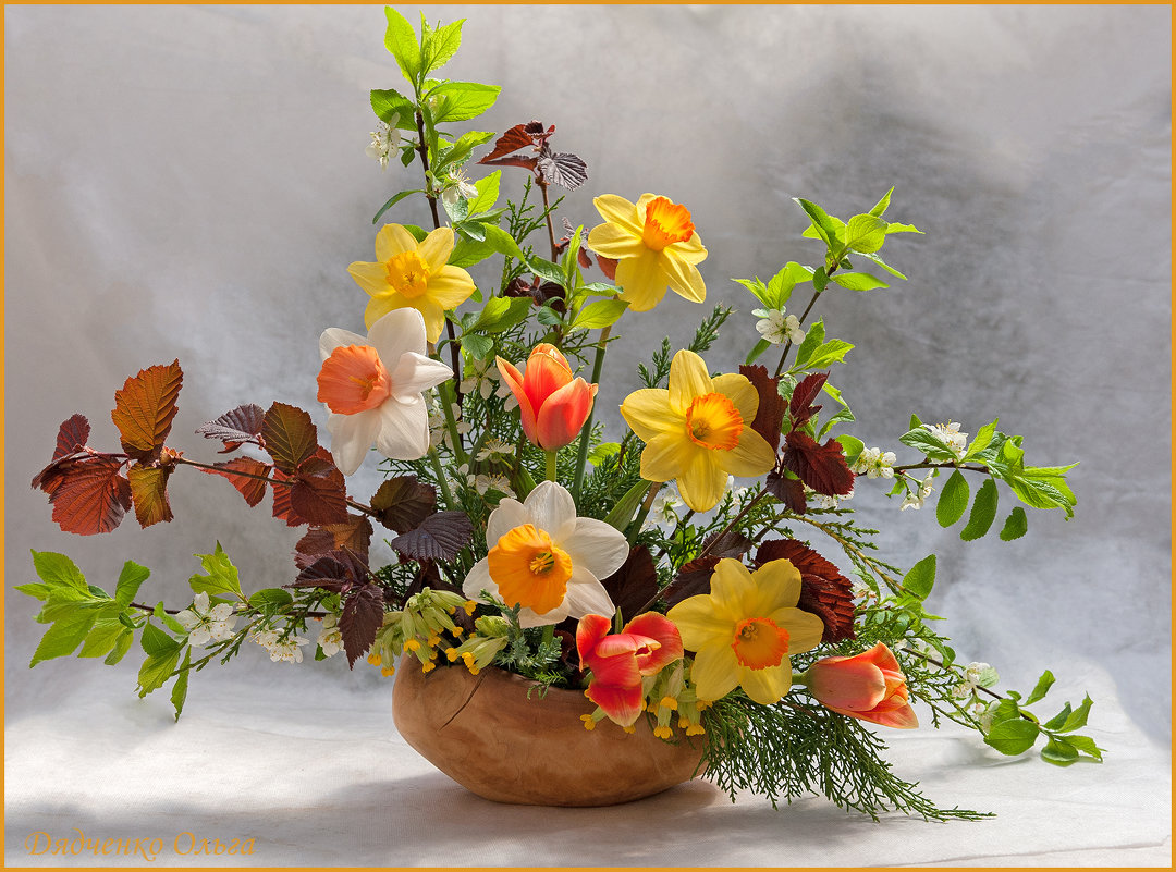 Цветочная композиция из весенних цветов - Ольга Дядченко
