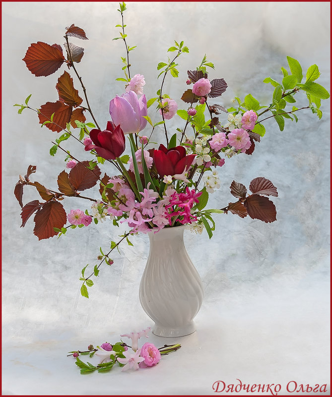 Букет из весенних цветов в белой вазе - Ольга Дядченко